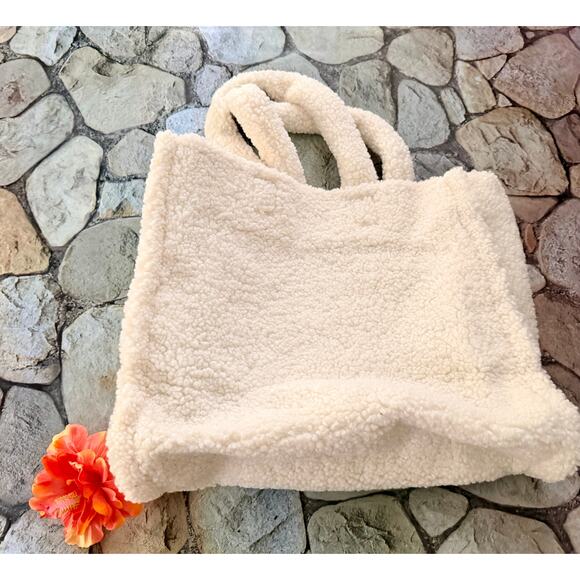 NWT VICTORIAS SECRET SHERPA BAG - Picture 5 of 10